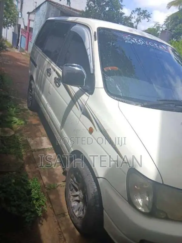Toyota Noah 2000 Van (Used)