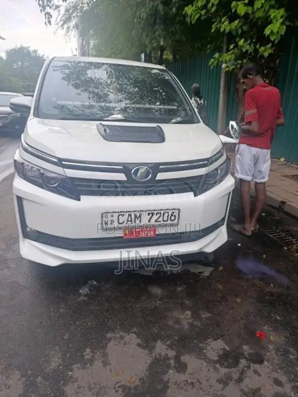 Toyota VOXY V GRADE 2014 Van (Used)