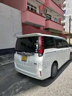 Toyota NOAH VOXY 2015 Van (Used)