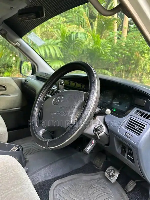 Toyota Noah CR41 2004 Van (Used)