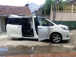 Toyota Esquire 2014 Van (Used)