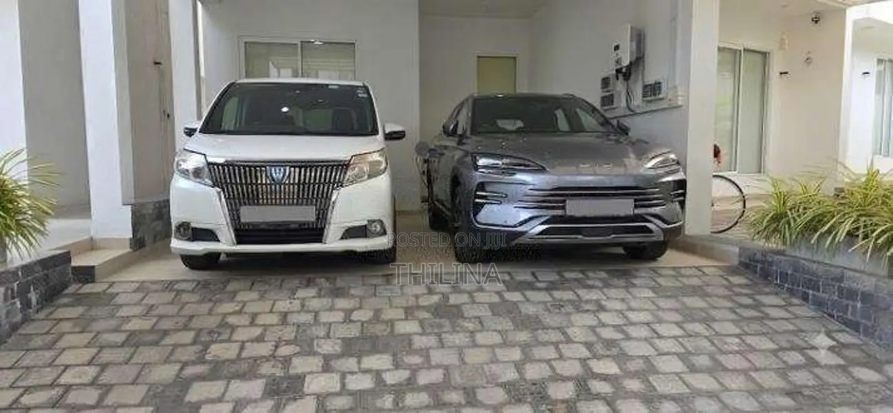Toyota Esquire 2014 Van (Used)