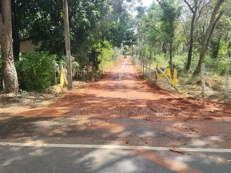 මරදන්කඩවල නගරය පෙනෙන දුරින් සින්නක්කර බිම්කොටසක්
