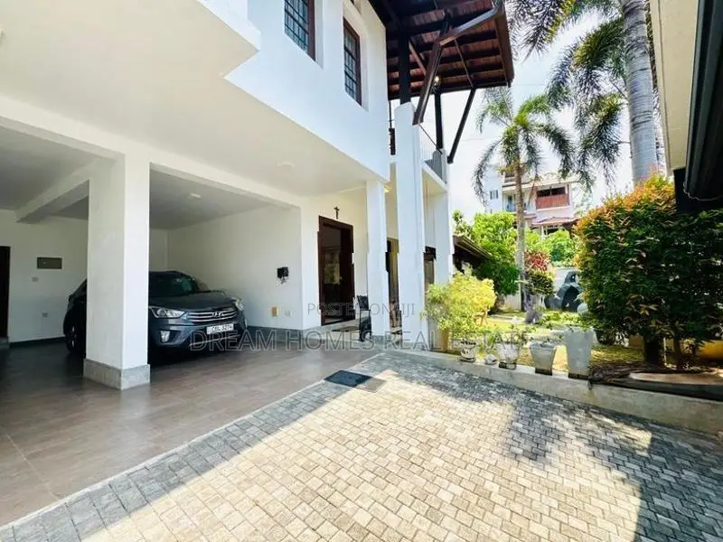 Luxury 5BR 3 Storey House Kotte
