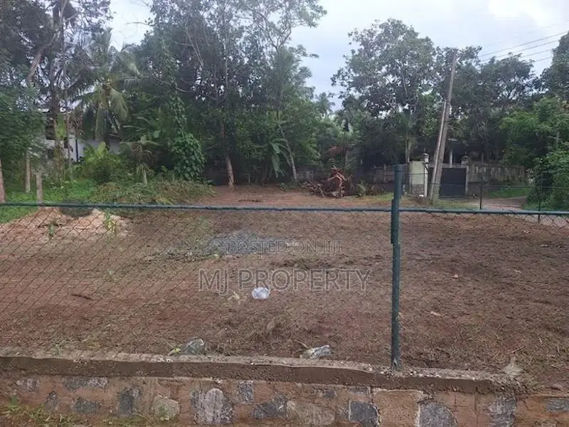 (IS-1146) Valuable Residential Land Bare Sale in Minuwangoda