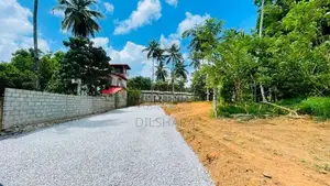 Yakkala නගරයෙ නුවර පාරට අතේ දුරින් වටිනා බිම් කොටස් කිහිපයක්