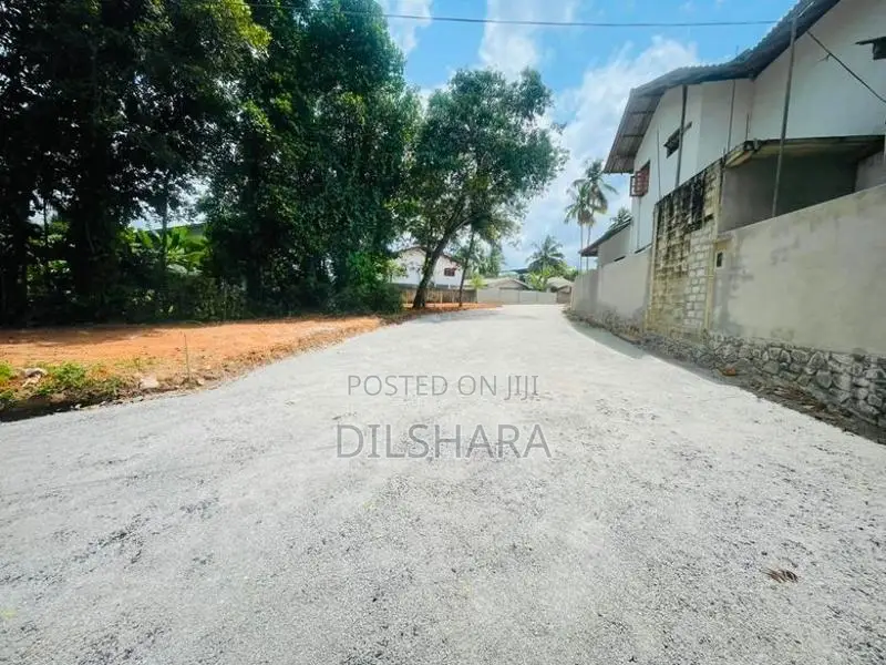 Yakkala නගරයෙ නුවර පාරට අතේ දුරින් වටිනා බිම් කොටස් කිහිපයක්