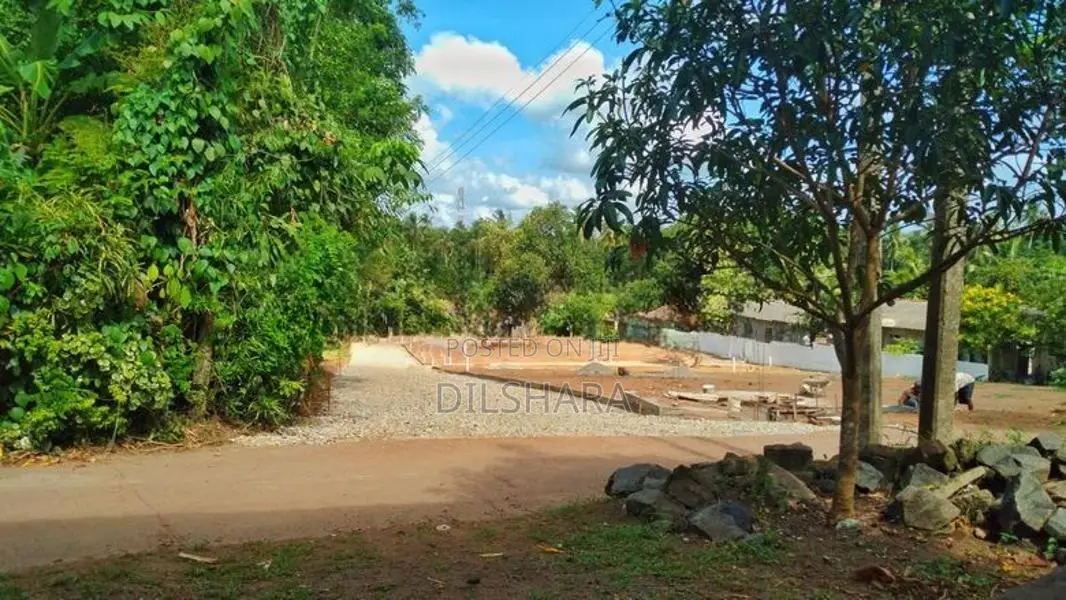 Udugampala නගර සීමාවෙන් 244 බස් පාරට නුදුරින් වටිනා බිම් කොටස් කිහිපයක