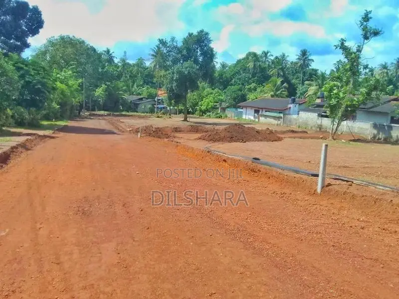 Udugampala නගර සීමාවෙන් 244 බස් පාරට නුදුරින් වටිනා බිම් කොටස් කිහිපයක