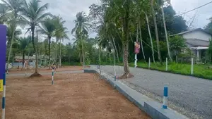 කඩවත - වෑබඩ පාරෙන් නේවාසික බිම්කොටස්