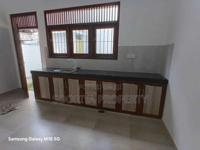 පදිංචි නොවූ අති නවීන නිවසක් විකිණීමට ඇත - Piliyandala