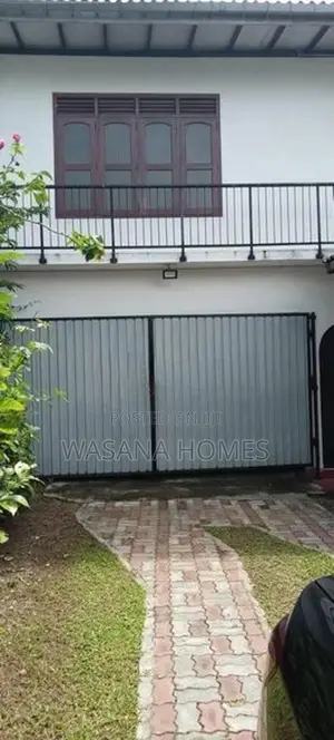 Neat House for Sale Boralasgamuwa