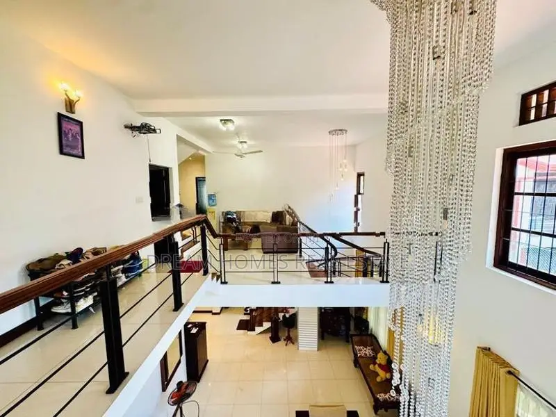 Spacious Luxury Residence with Solar System – Rajagiriya