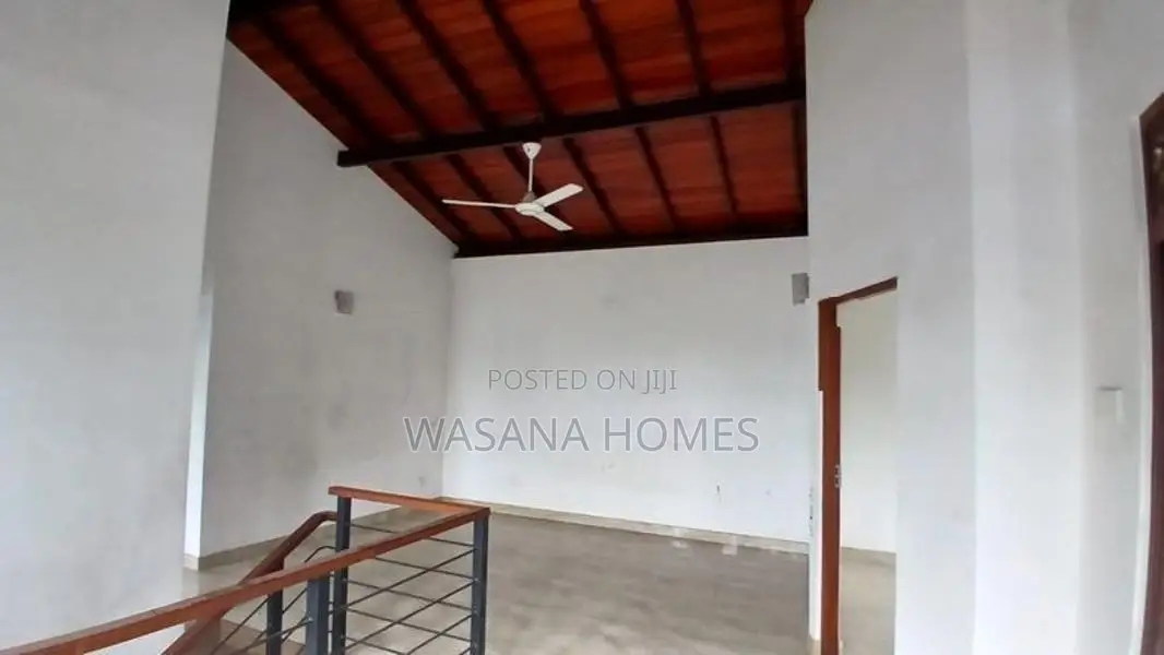 Neat House for Sale Boralasgamuwa