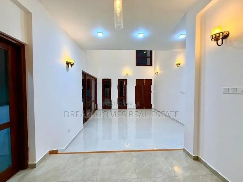 Modern 4 Bedroom Luxury Residence for Sale – Thalawathugoda