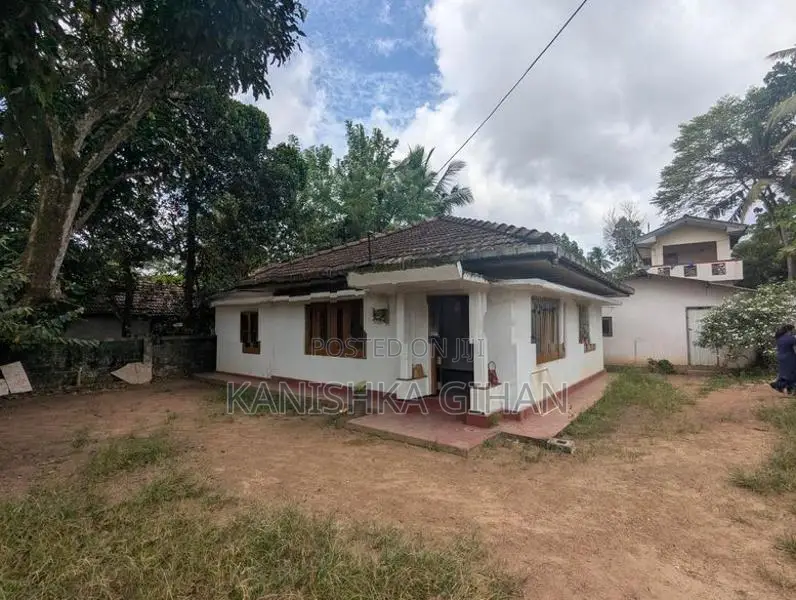 Kadawatha Ranmuthugala Sale in House with Land Kandy Main Road Only100