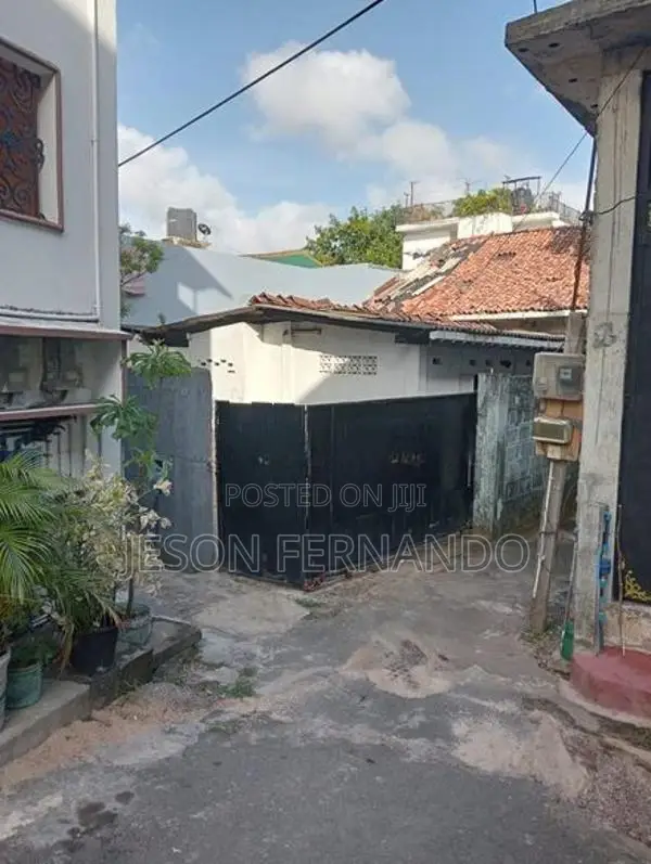 Land with a House for Sale in Colombo 15