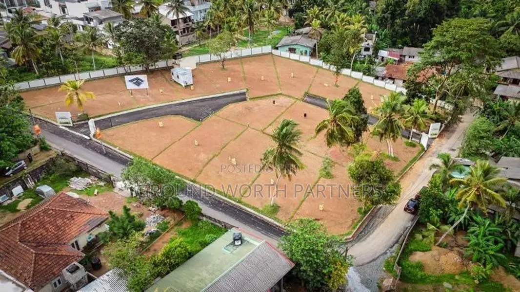පොල්ගස්ඕවිටෙන් අගනා බිම් කොටස් විකිණීමට