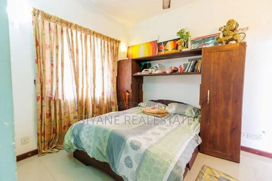 Super Luxury 3 Storey House For Sale In Thalawathugoda