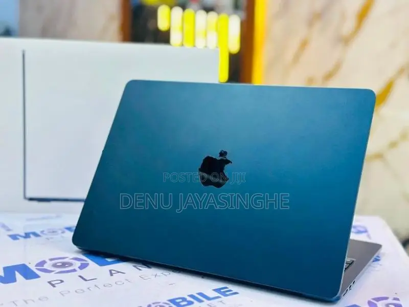 Apple Macbook Air 2022 M2 Chip 8GB RAM 512GB NVME 13 Inch Display