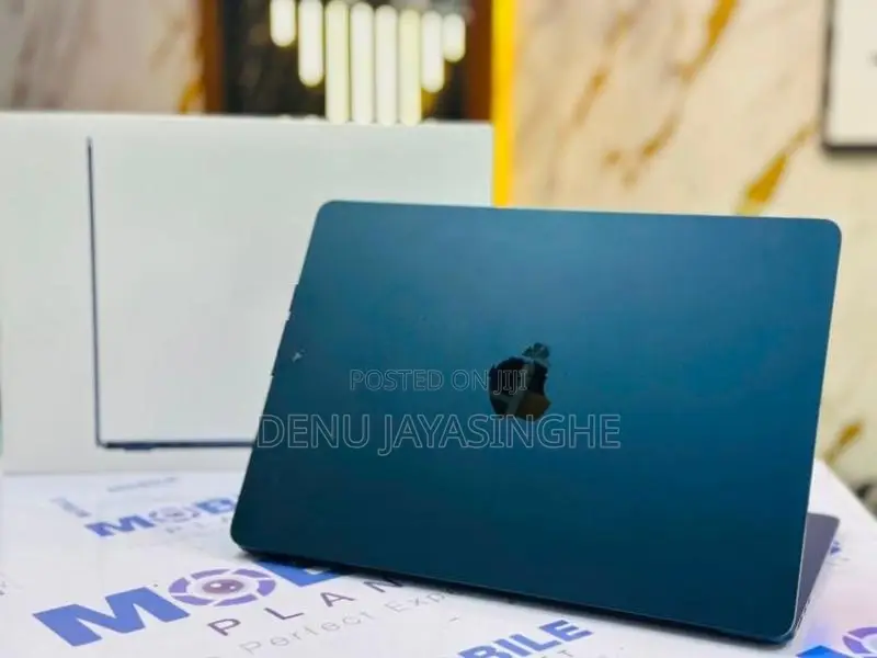Apple Macbook Air 2022 M2 Chip 8GB RAM 512GB NVME 13 Inch Display