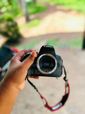 CANON EOS 700 D USED 28-80 LENS WITH CUP HOOD