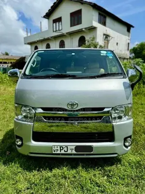 Toyota KDH 2016 Van (Used)