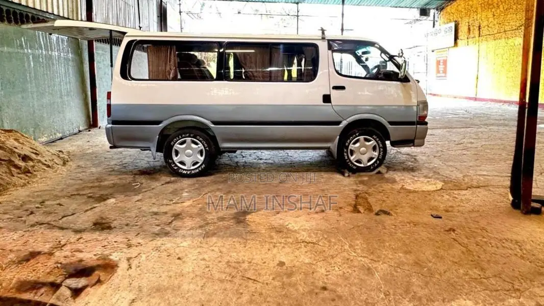Toyota Dolphin 109 1993 Van (Used)