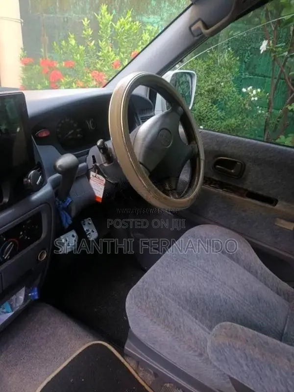 Toyota Noah KR42 2000 Van (Used)