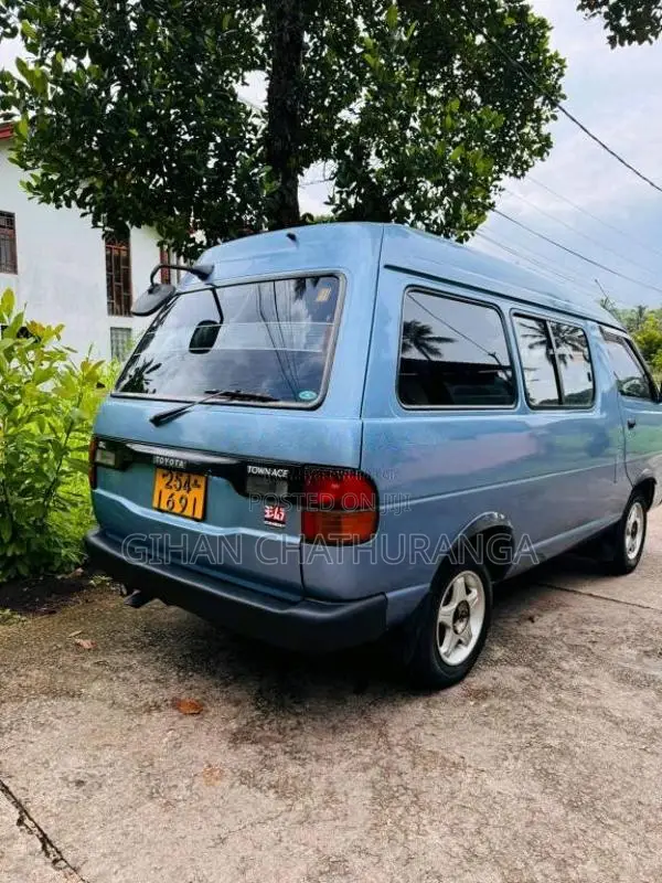 Toyota CR27 1999 Van (Used)