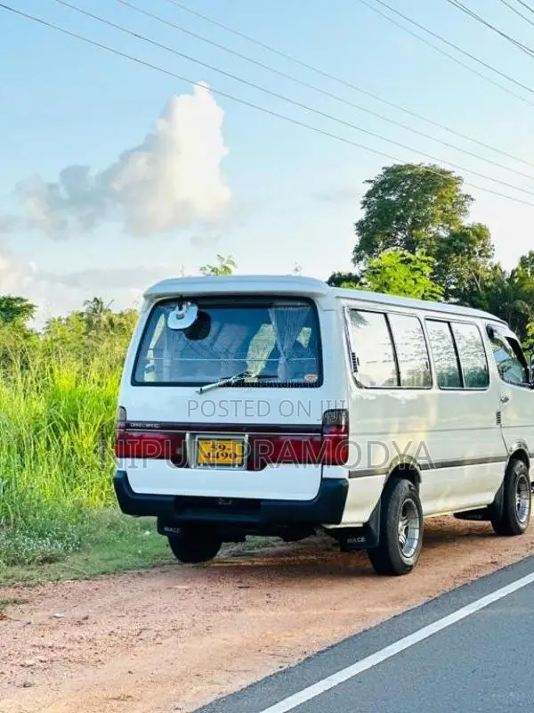 Toyota Dolphin 1993 Van (Used)