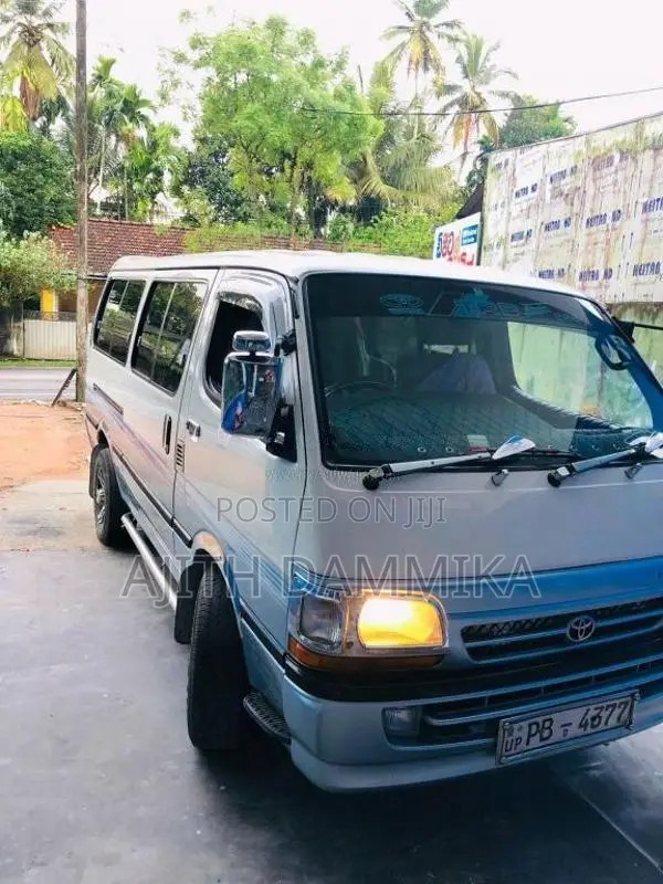 Toyota Dolphin 2002 Van (Used)