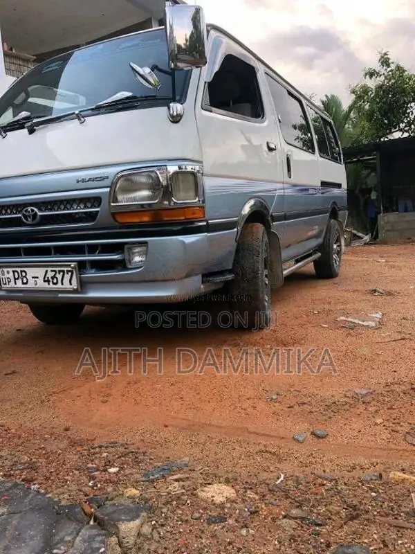 Toyota Dolphin 2002 Van (Used)