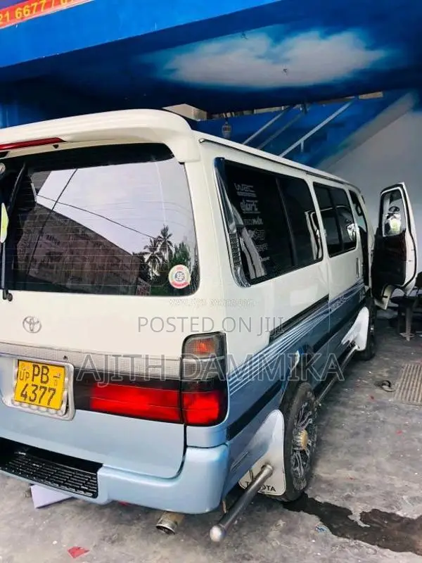 Toyota Dolphin 2002 Van (Used)