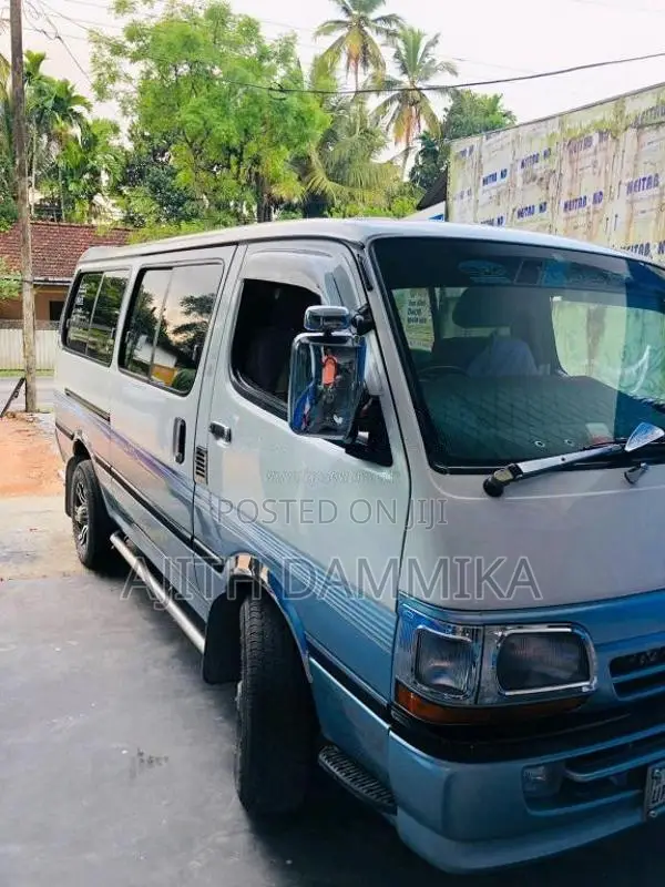 Toyota Dolphin 2002 Van (Used)
