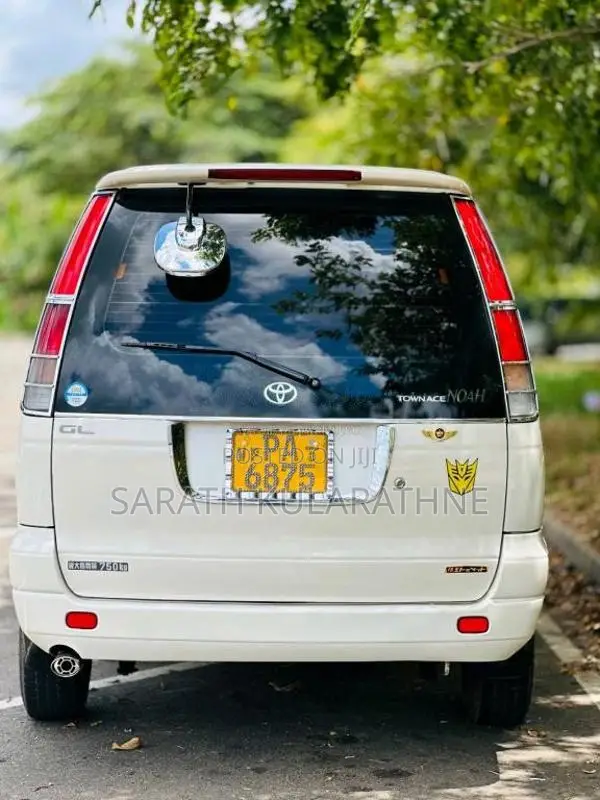 Toyota Noah KR42 2001 Van (Used)