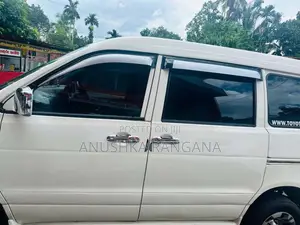 Toyota Noah 2002 Van (Used)