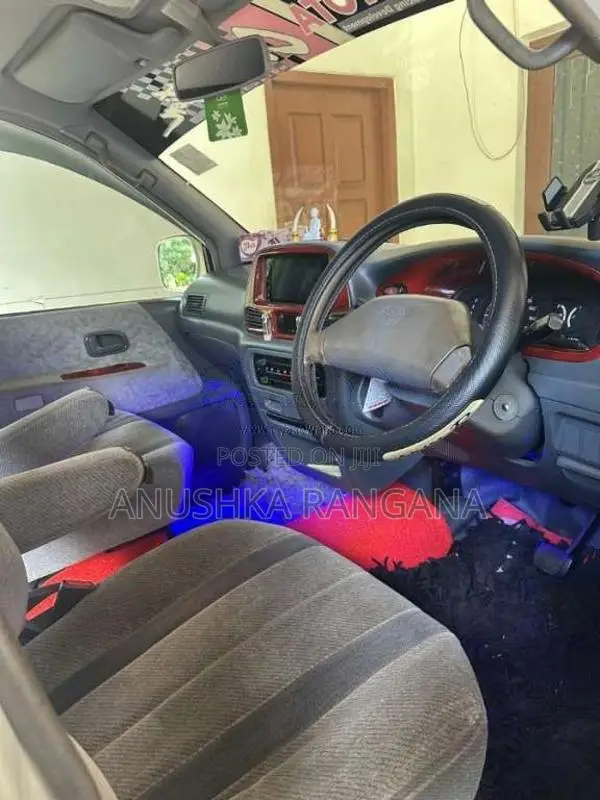 Toyota Noah 2002 Van (Used)