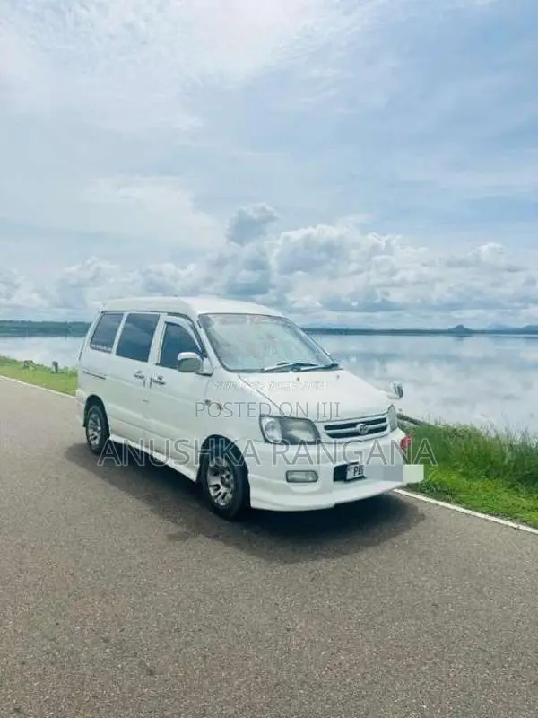 Toyota Noah 2002 Van (Used)