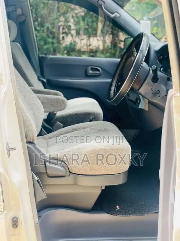 Toyota Noah 2000 Van (Used)