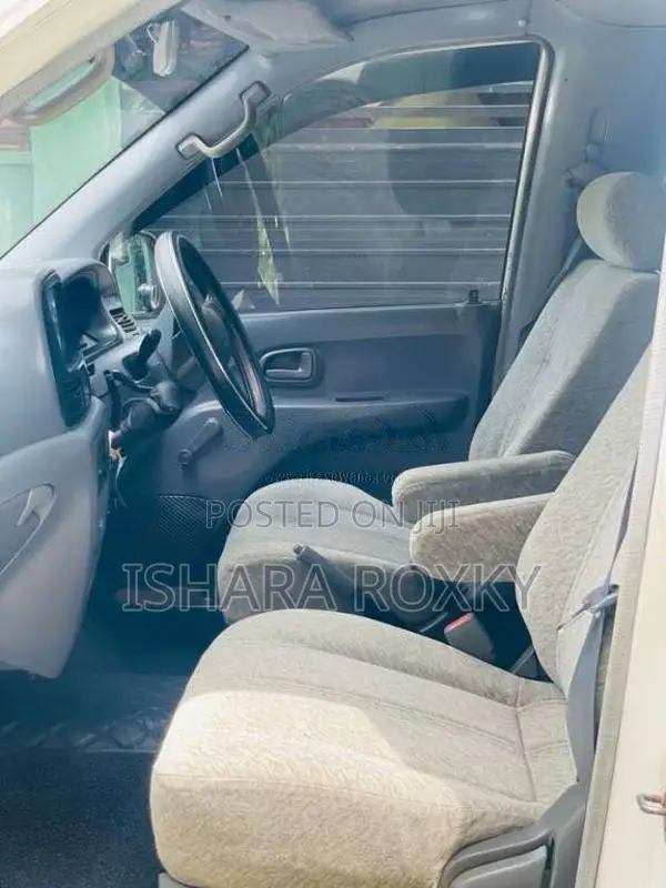 Toyota Noah 2000 Van (Used)