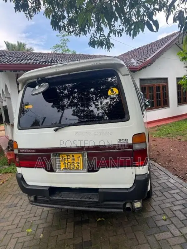 Toyota Dolphin 2000 Van (Used)