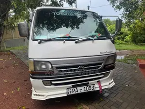 Toyota Dolphin 2000 Van (Used)