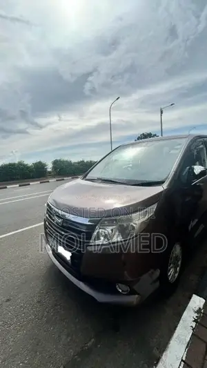 Toyota Noah 2014 Van (Used)