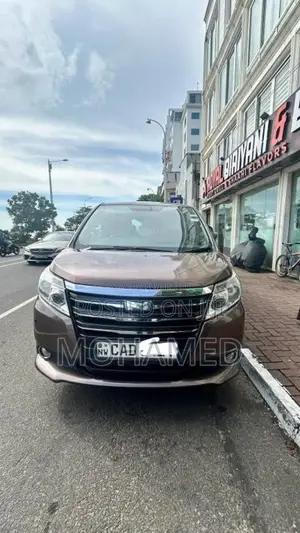Toyota Noah 2014 Van (Used)