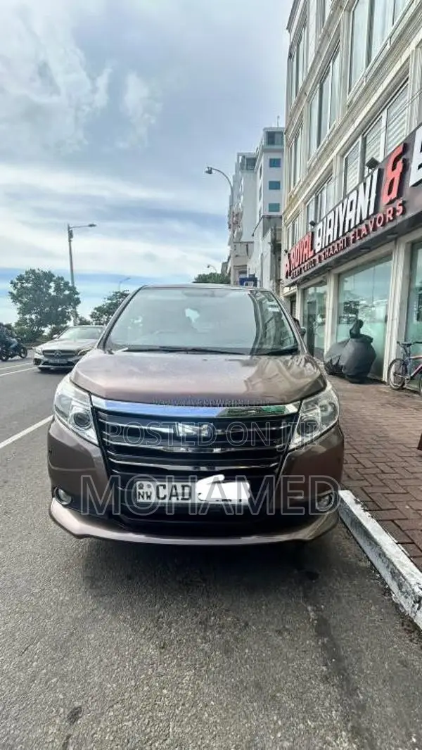 Toyota Noah 2014 Van (Used)