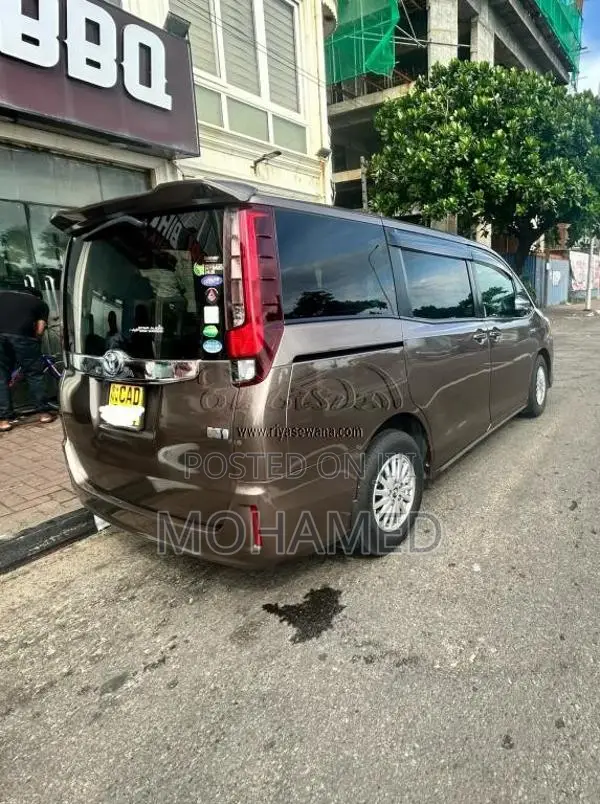 Toyota Noah 2014 Van (Used)