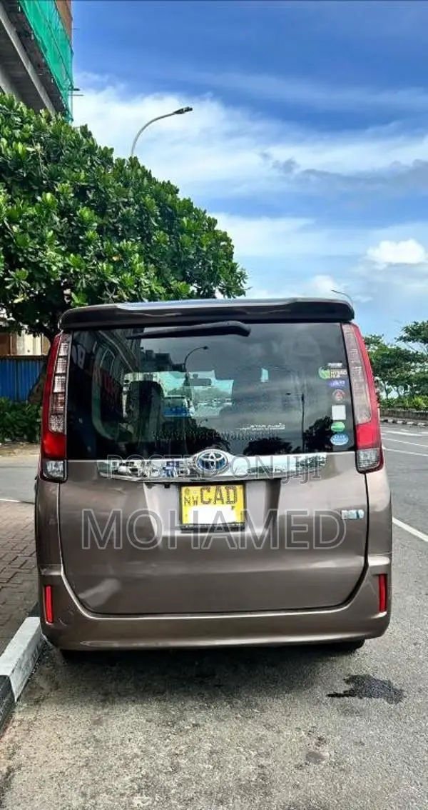 Toyota Noah 2014 Van (Used)
