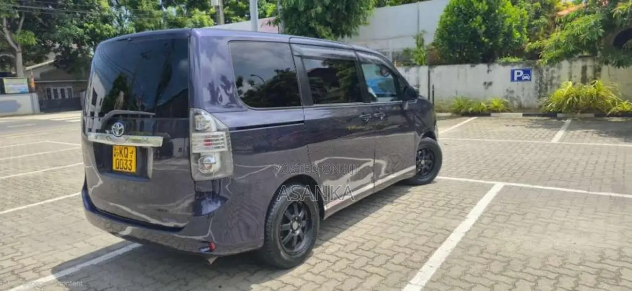 Toyota Voxy 2007 Van (Used)