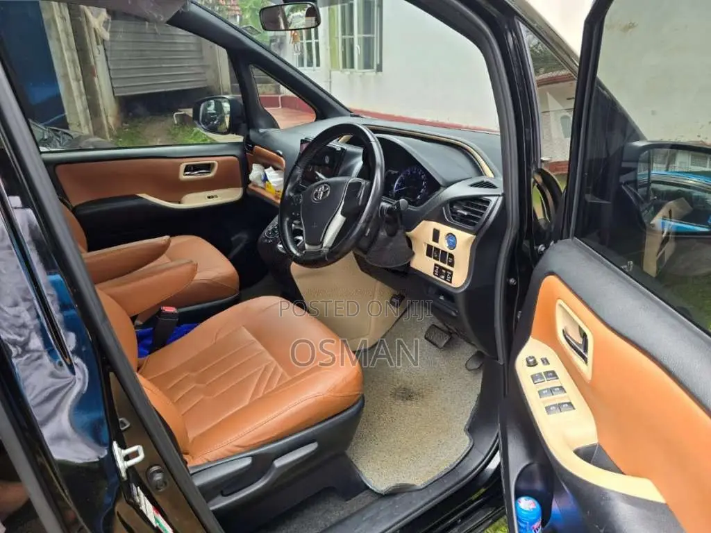 Toyota Noah Voxy 2014 Van (Used)